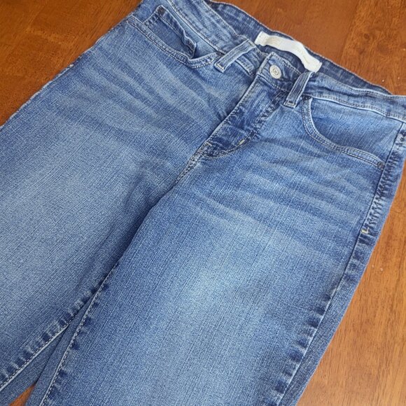 Levi’s Signature Gold~ Straight Leg Cut ~  Sz 4S  ~ Jeans ~ Excellent Condition - Picture 2 of 9